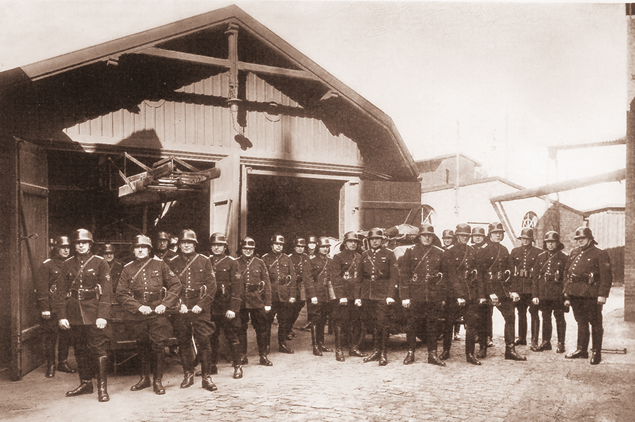 Group photo of the members of the VSM plant fire brigade in 1920