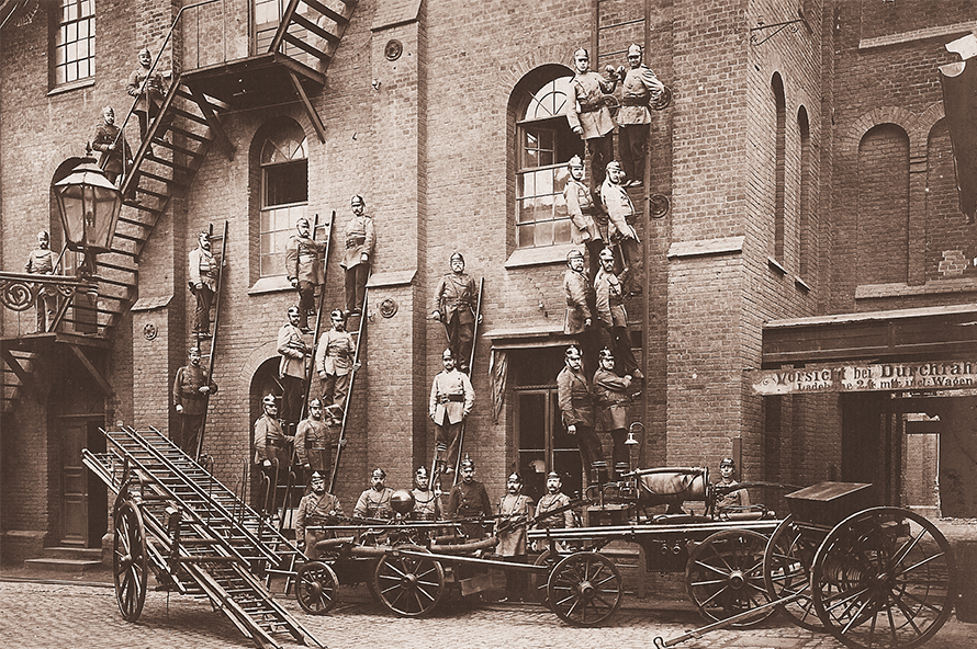 The VSM plant fire brigade during a fire drill in 1905