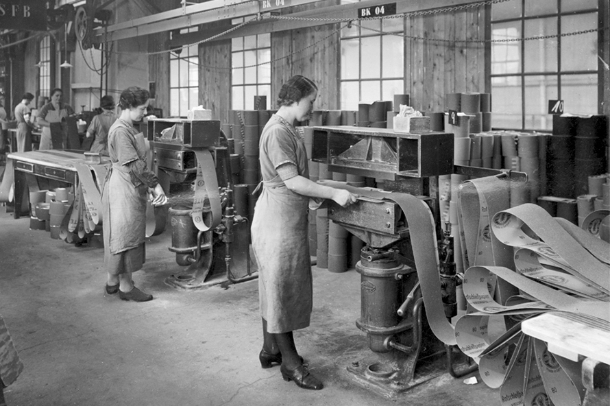 Packaging of abrasive belts at the VSM plant around 1900