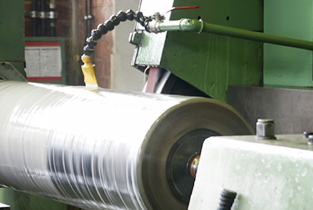 Cylindrical grinding of piston rods and cylinders